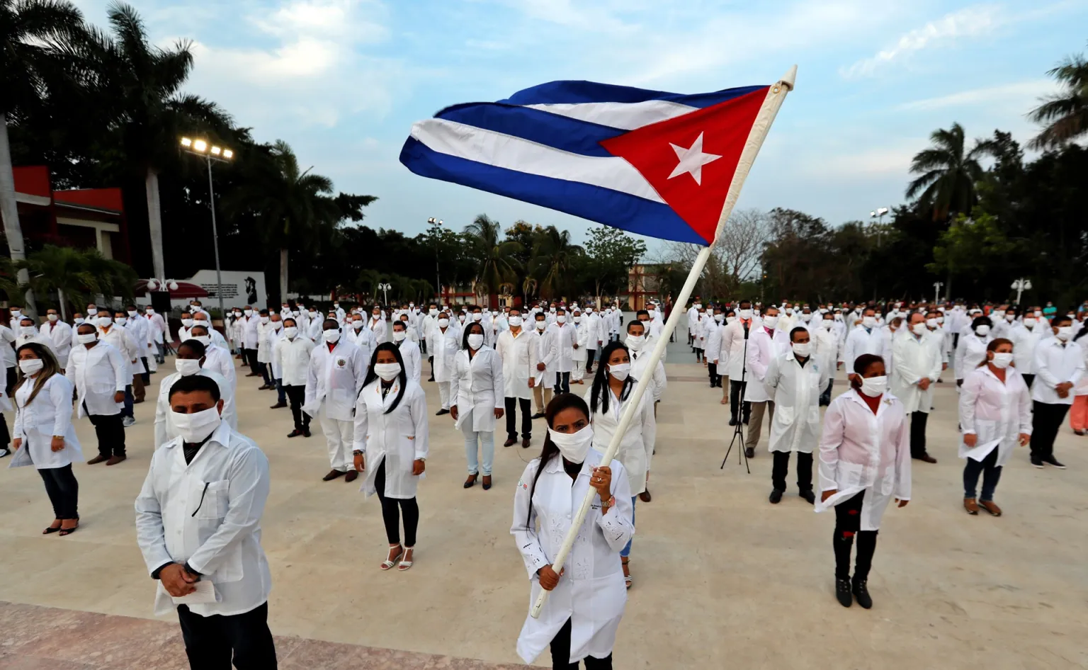 Llega a México nuevo grupo de 199 médicos cubanos