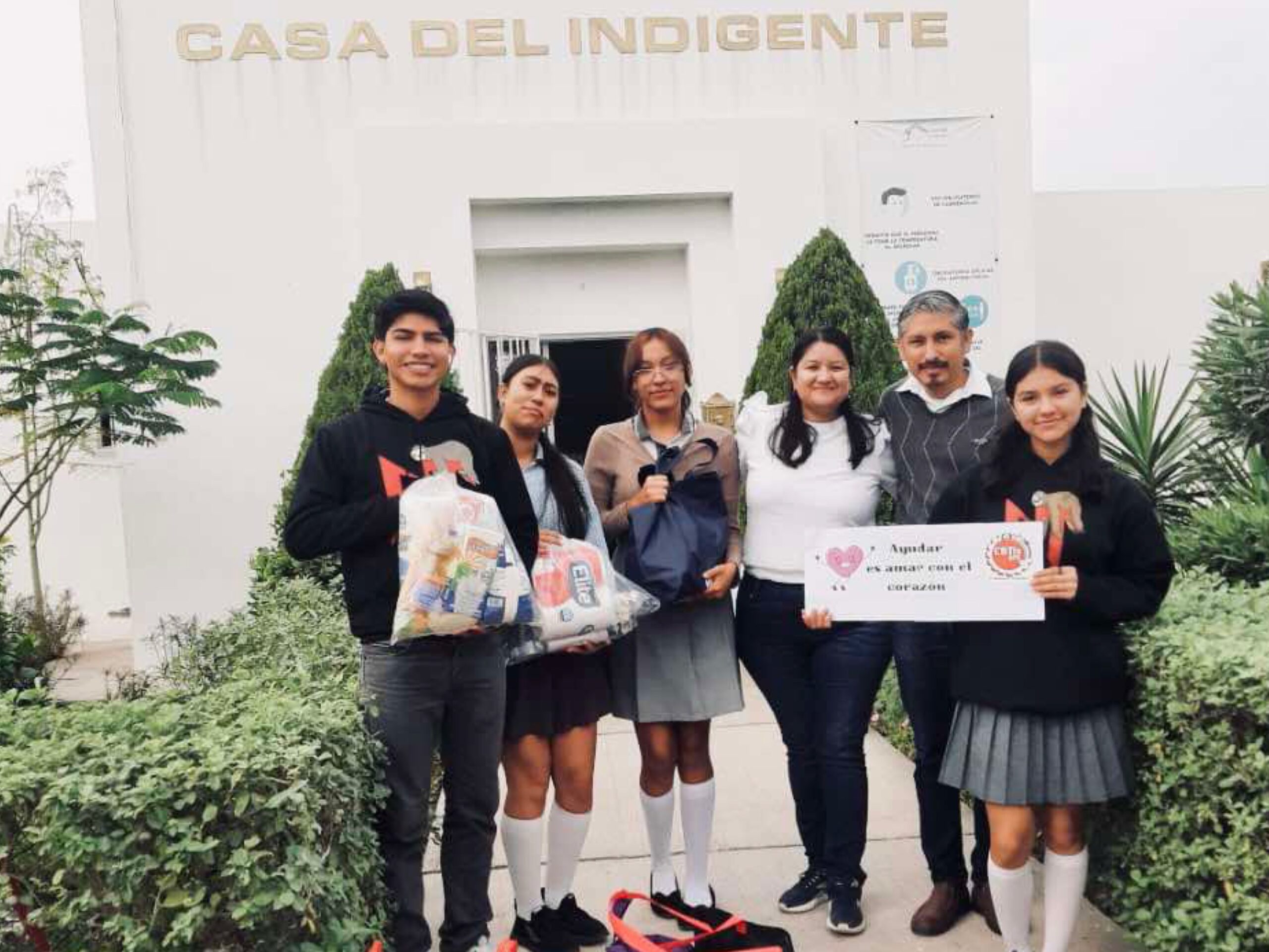 Apoyan alumnos con despensas