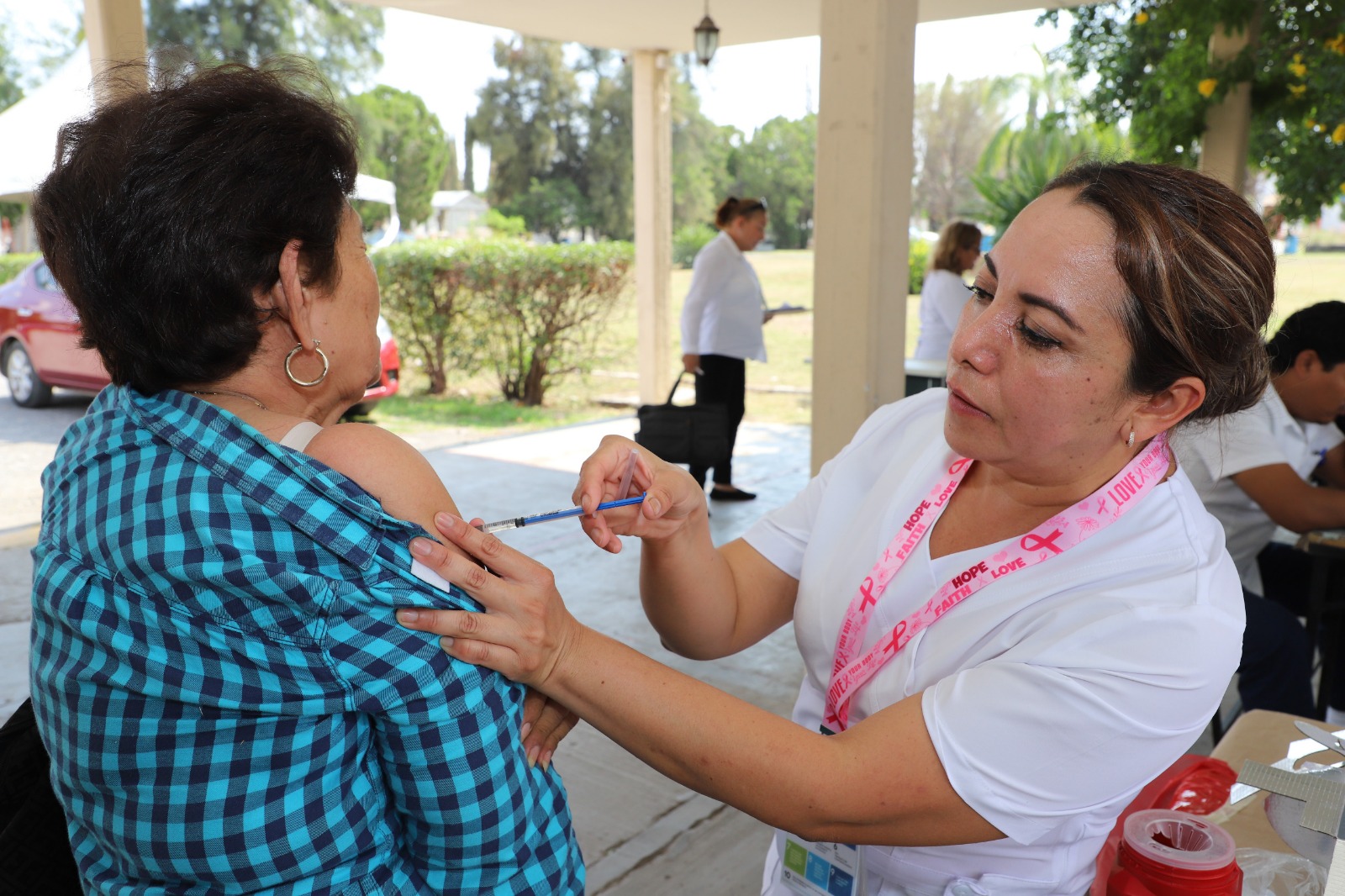 Exhorta Salud a la población a aplicarse vacunas contra influenza, covid-19 y neumococo