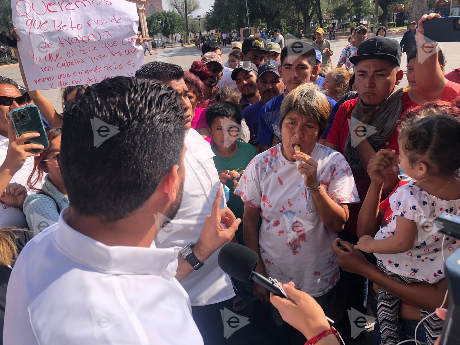 Alcalde habla con carretoneros