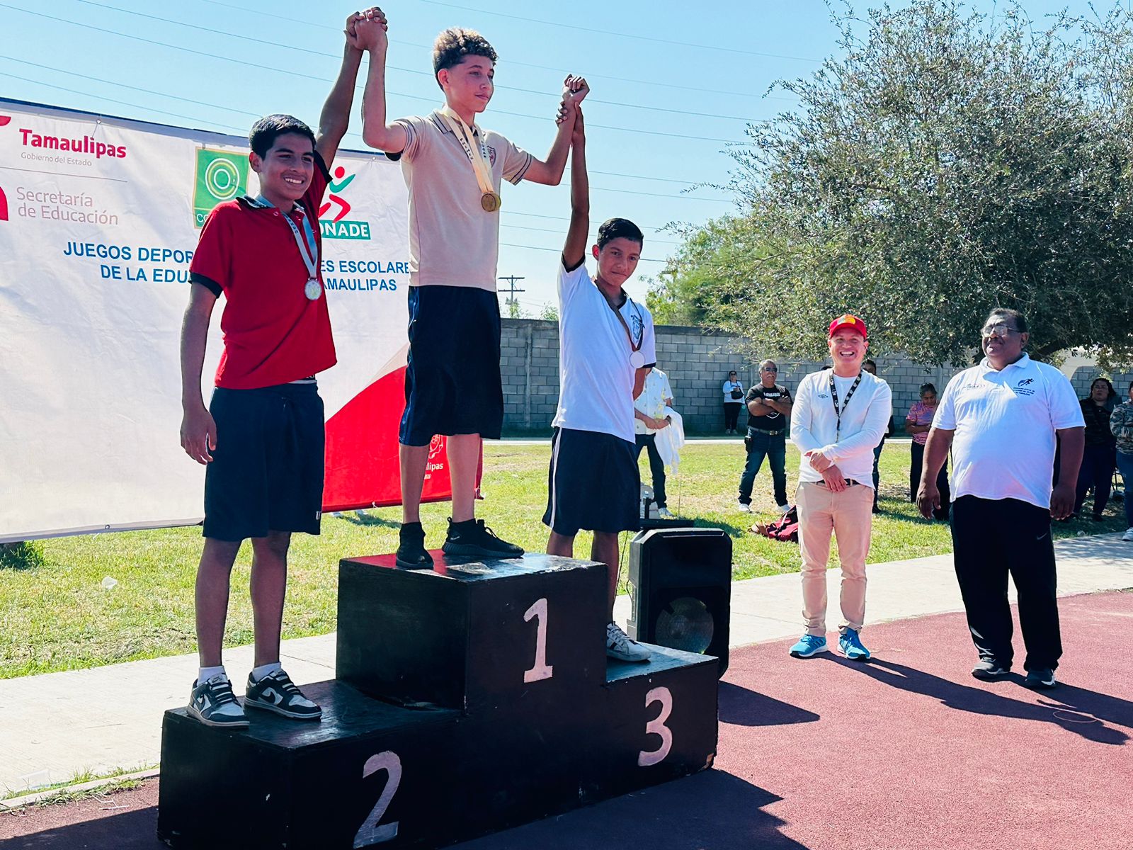 Ganan en atletismo