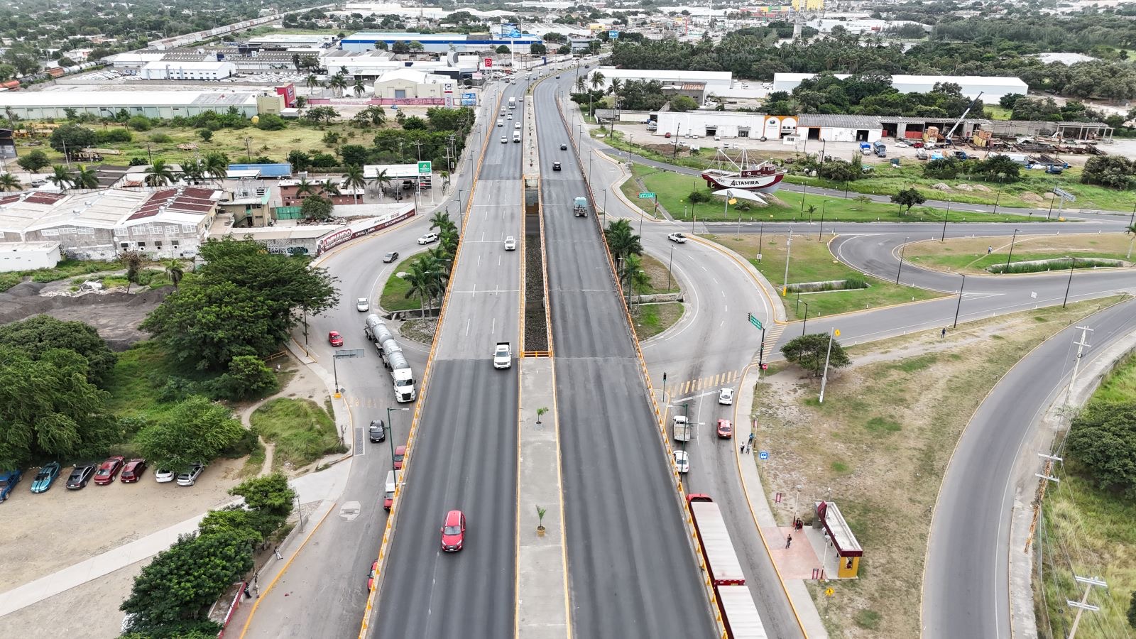 Secretaría de Obras rehabilita Avenida de la Industria