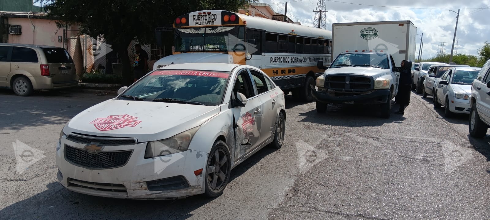 Choca repartidor con taxi