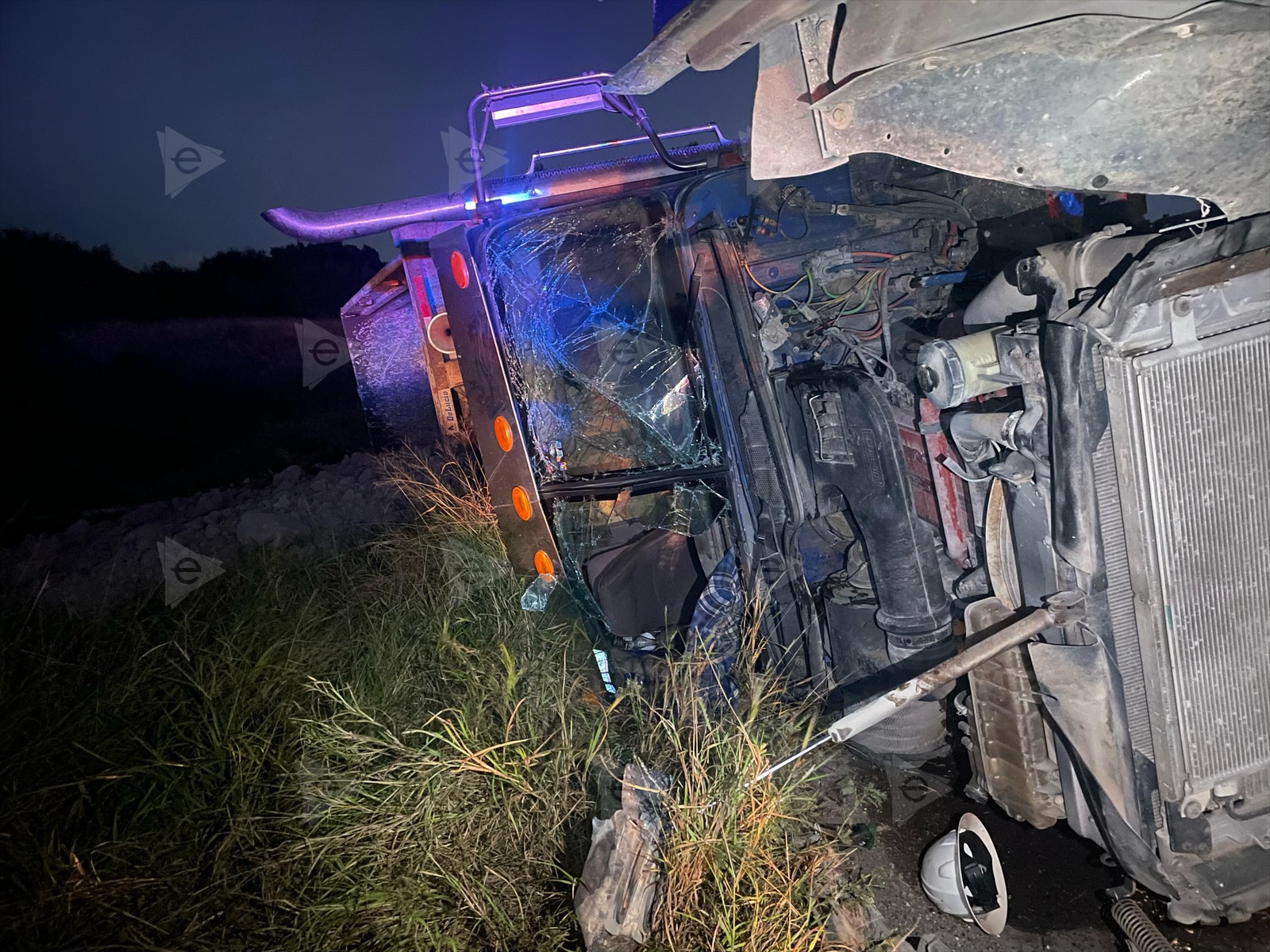 Vuelca ebrio operador de tráiler