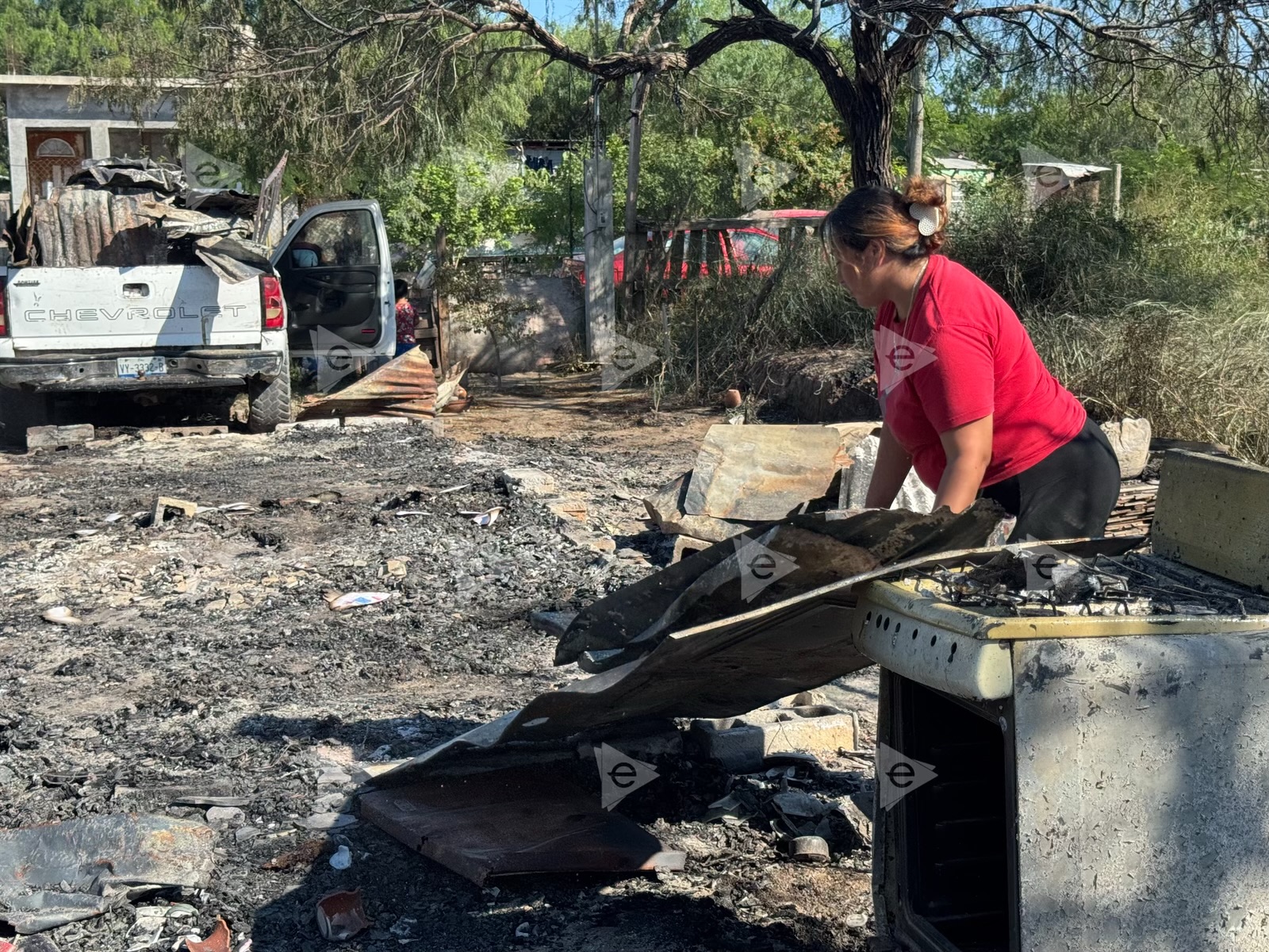 Mujer pide ayuda para reconstruir casa