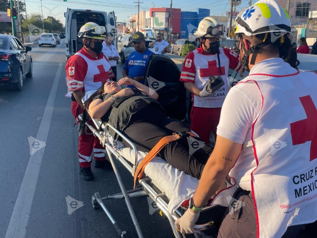 Embarazada choca y sale lesionada 