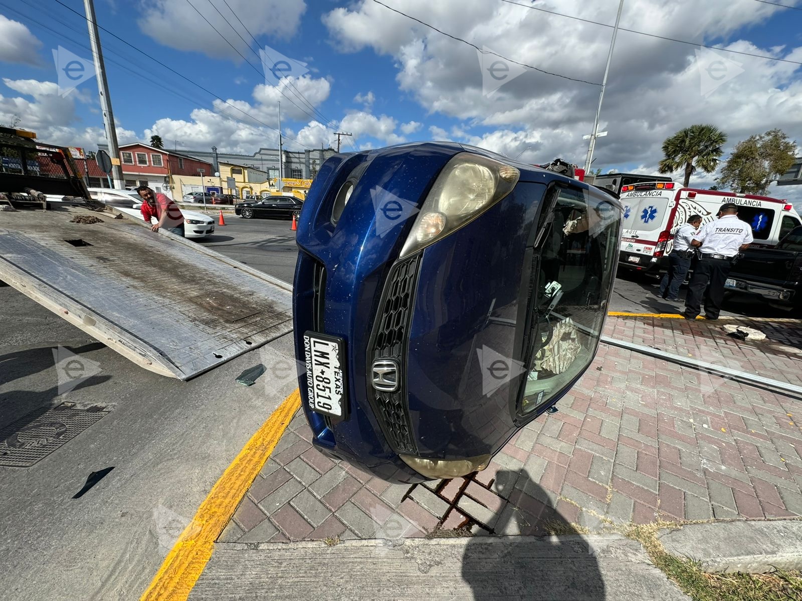 Choque termina en volcadura