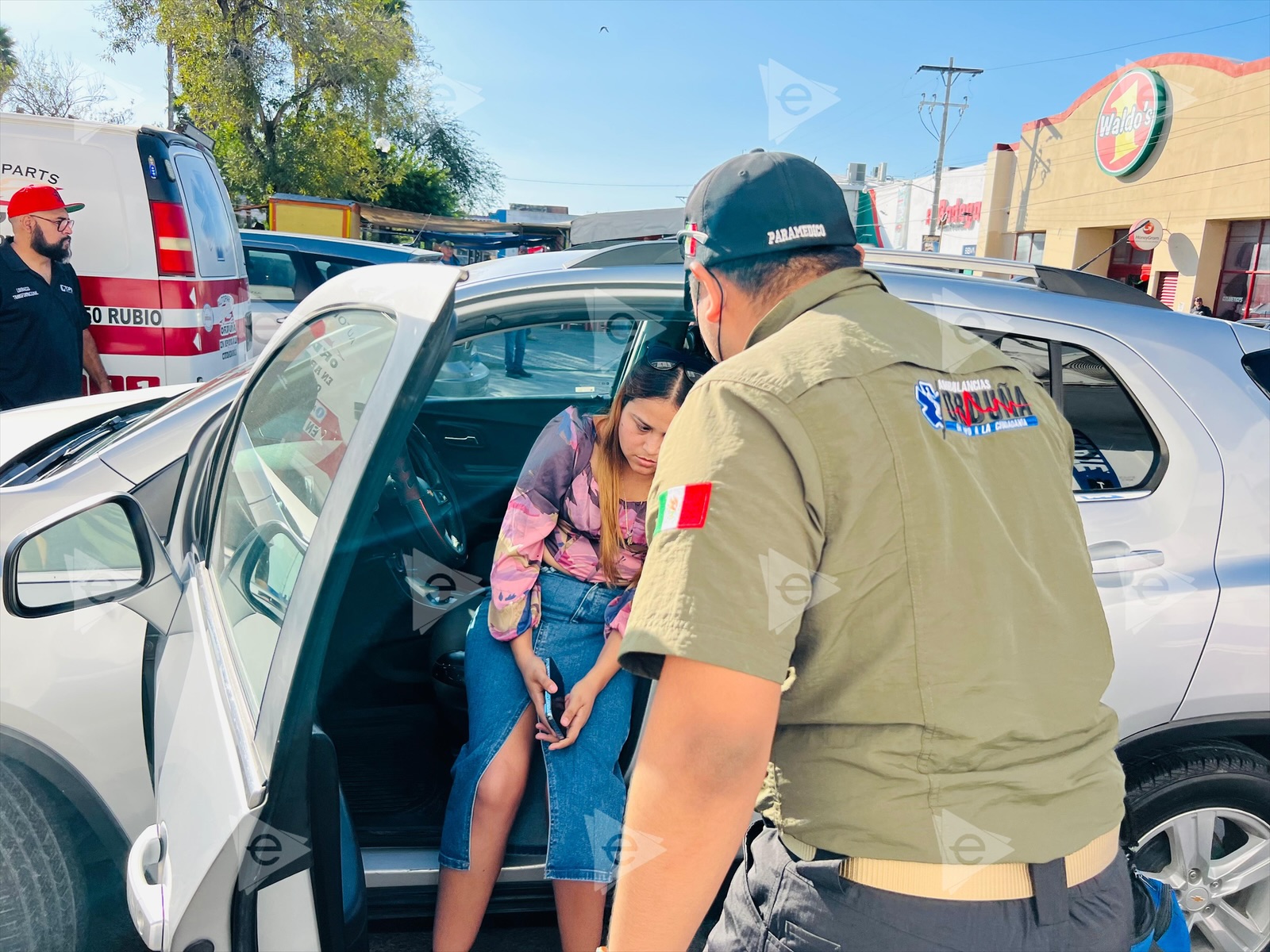 Mujer entra en crisis nerviosa tras choque