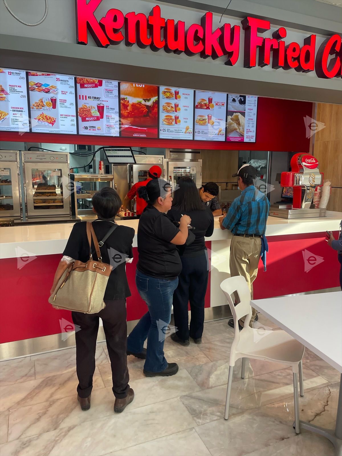 Abre KFC en la central