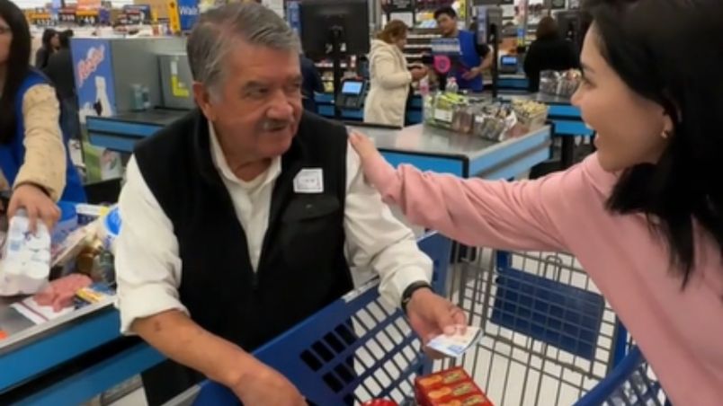 ¿Busca redimirse? Gomita le regala 500 pesos a un señor de la tercera edad en supermercado