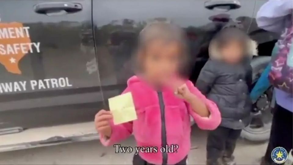 Una niña de dos años cruza sola la frontera entre México y EU con una nota en la mano