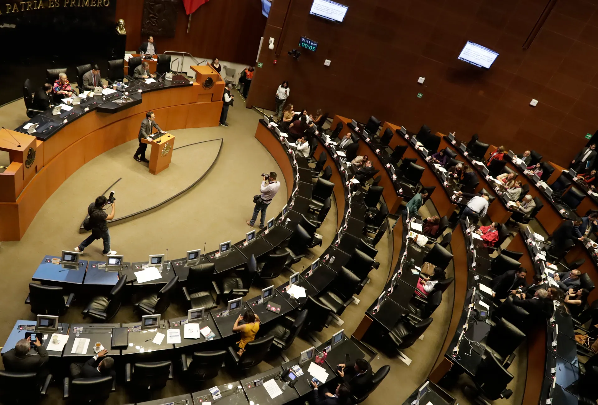 Senado aprueba reforma que extingue siete organismos autónomos