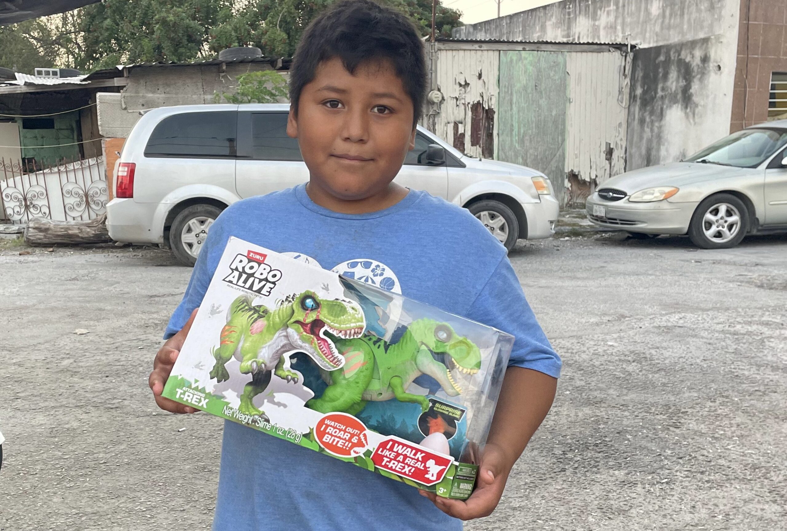 Regalan estatales juguete a niño