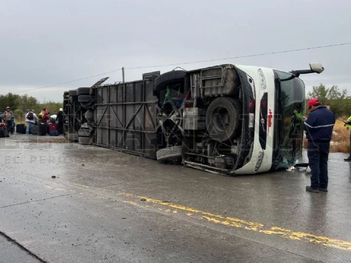 Vuelca autobús 