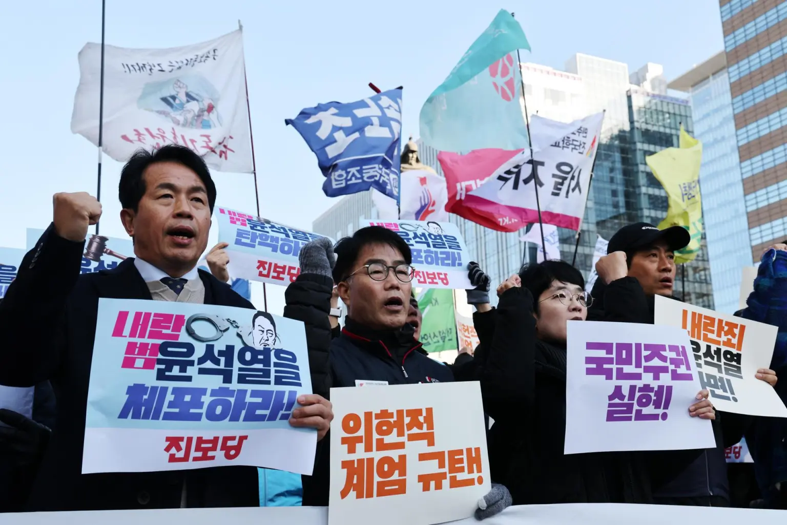 Aumenta la presión en Corea del Sur contra el presidente Yoon para destituirle tras su fugaz ley marcial