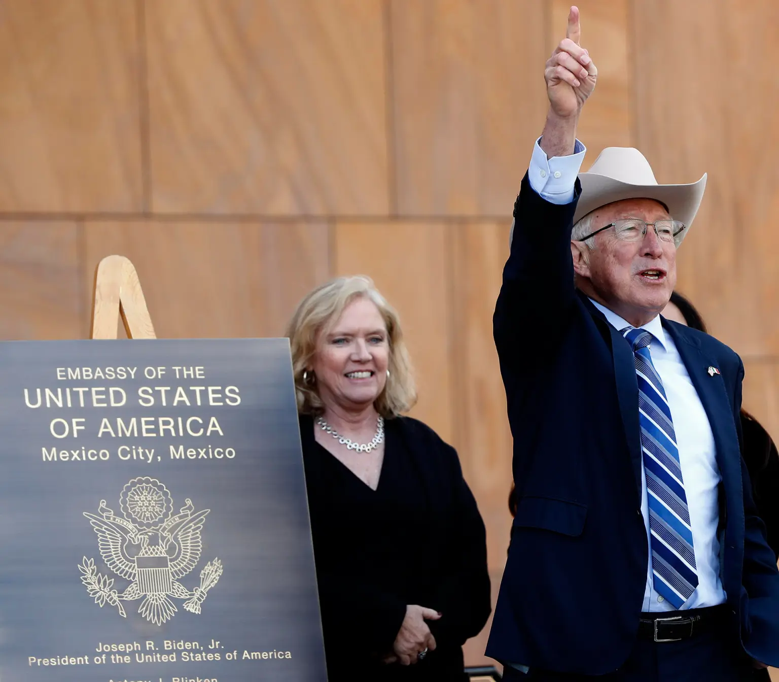 Embajador Ken Salazar afirma que los pueblos de EE.UU. y México “merecen vivir sin miedo”