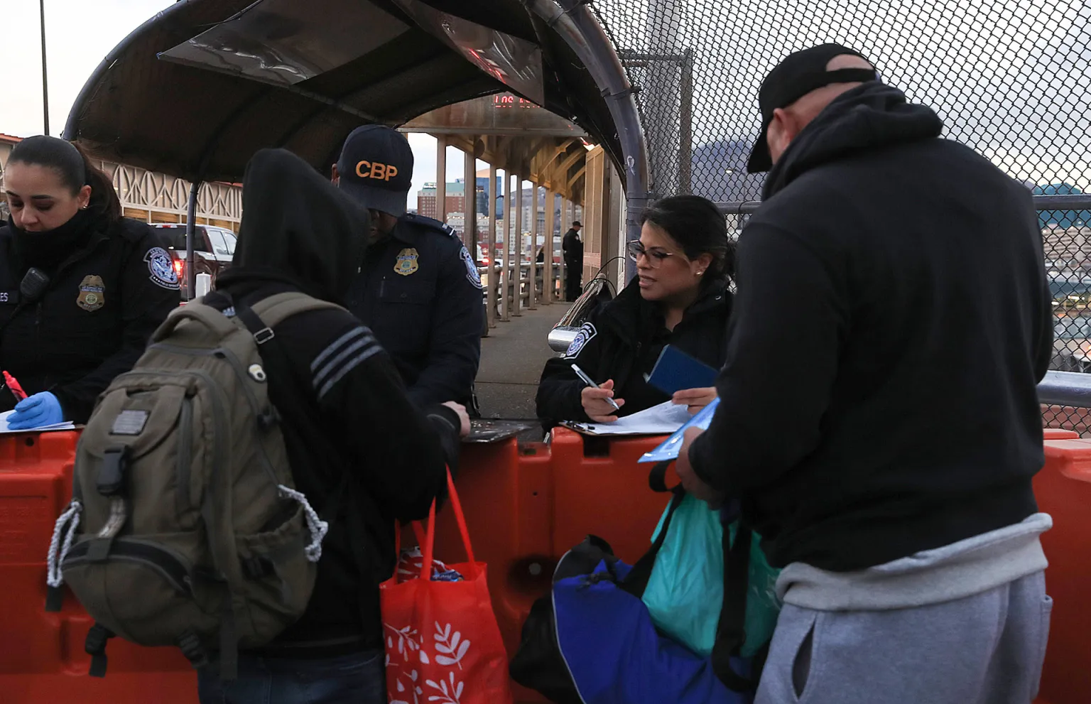 Migrantes abarrotan Ciudad Juárez ante falso rumor de que EE.UU. abriría la frontera