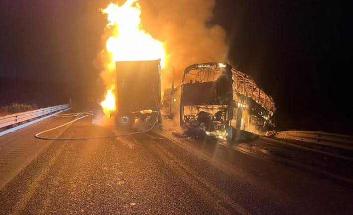 Se quema autobús de pasajeros en carretera Monterrey-Saltillo