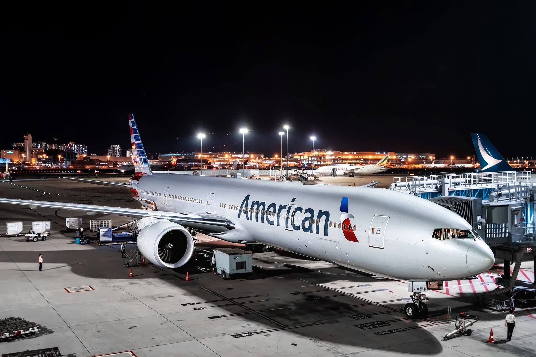 American Airlines suspende TODOS sus vuelos