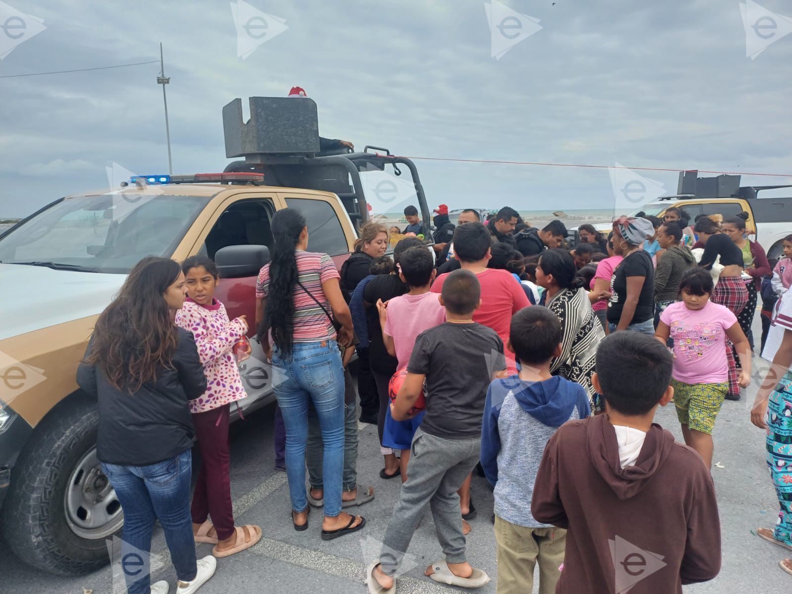 Estales llevan la magia de la Navidad a niños de la playa