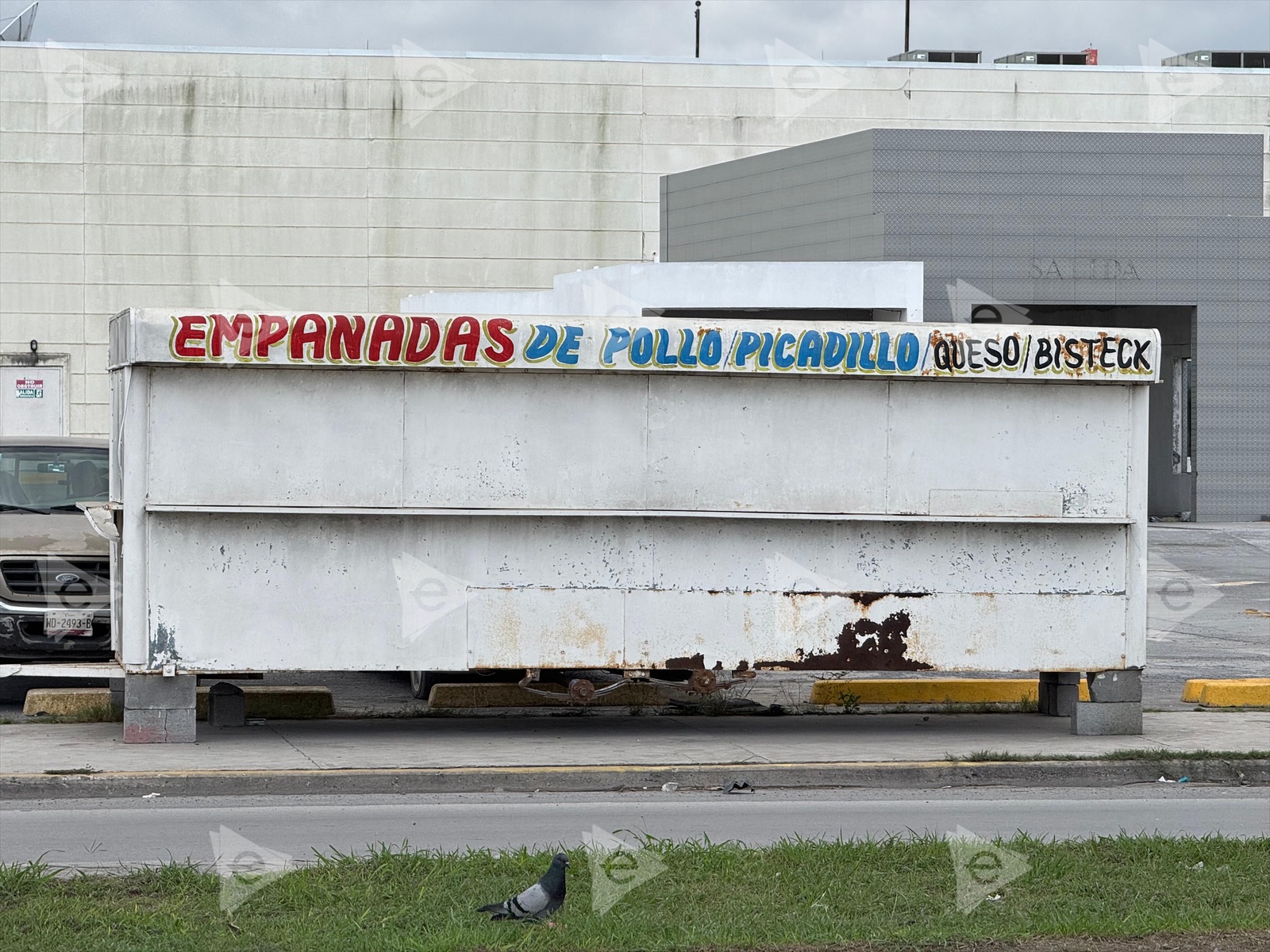 Van contra puestos semifijos abandonados