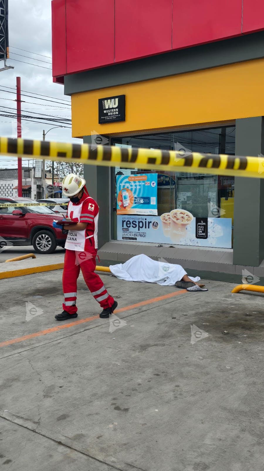 Muere hombre afuera de un Oxxo; le decían “el viejon”