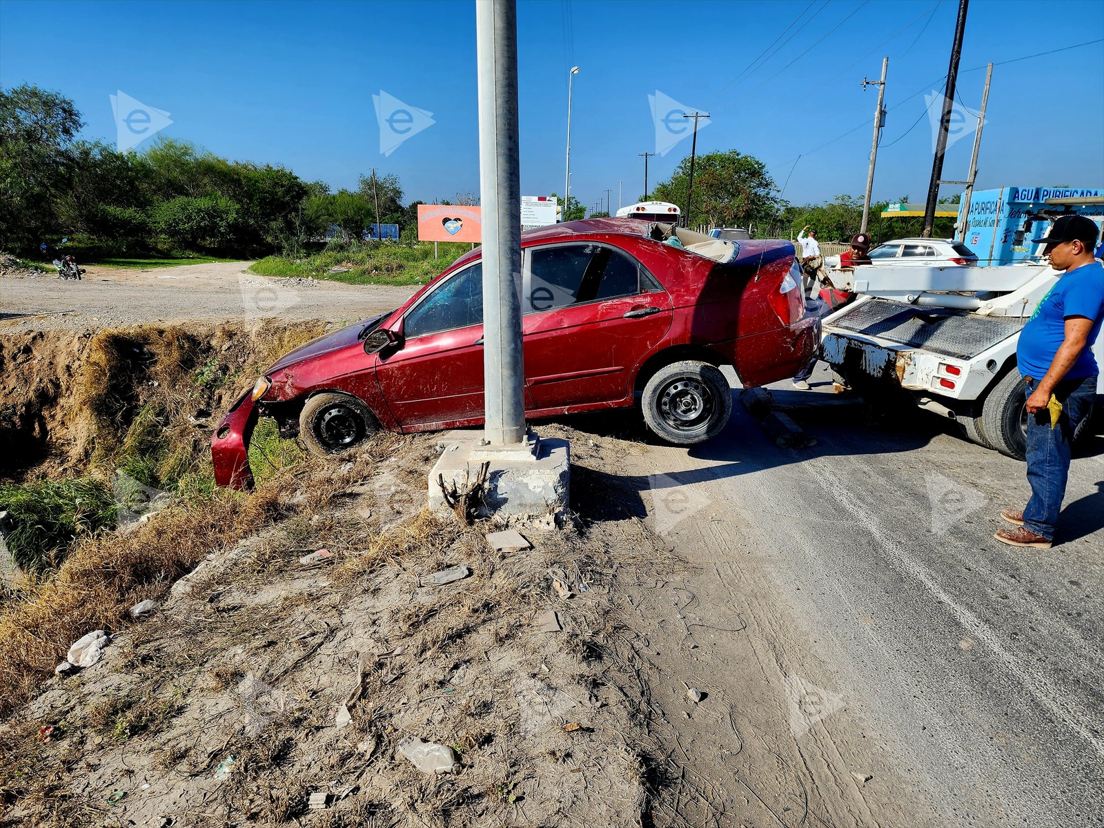 Hallan auto en canal