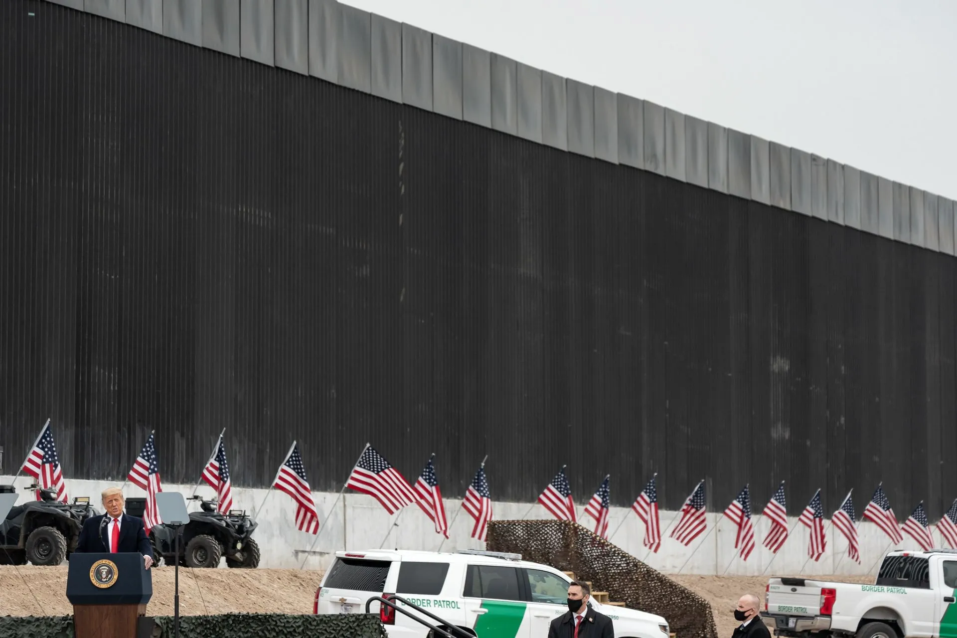 Trump se compromete a continuar la construcción del muro fronterizo con México