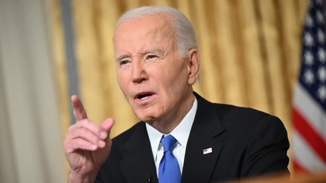 Biden conmuta sentencias a casi 2,500