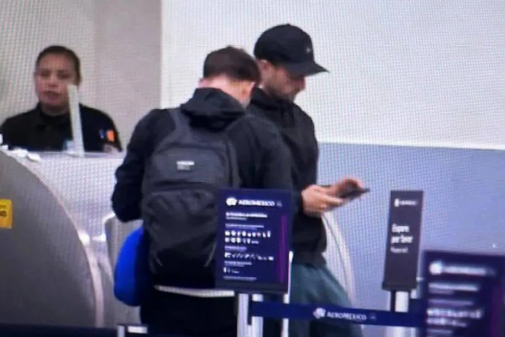 Martín Anselmi aguarda en el aeropuerto