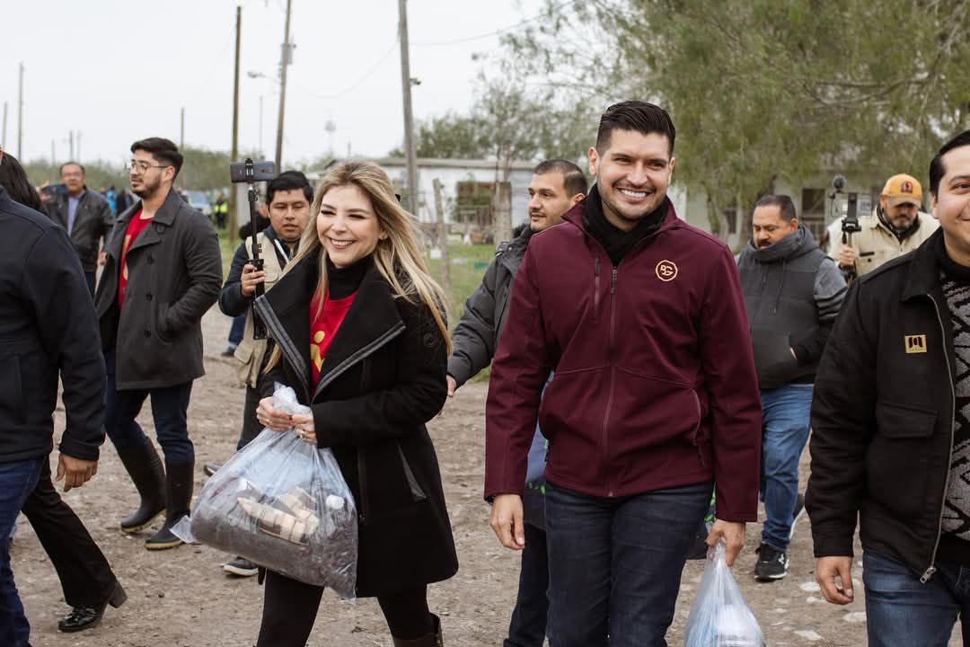 Entrega alcalde kits invernales en sectores más vulnerables de Matamoros