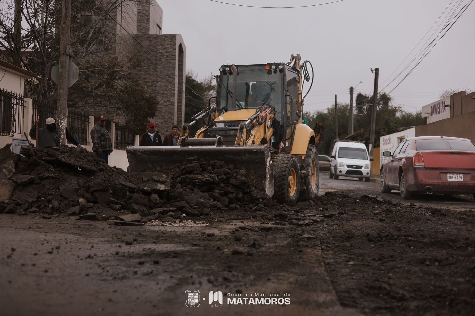 Avanzan en bacheo