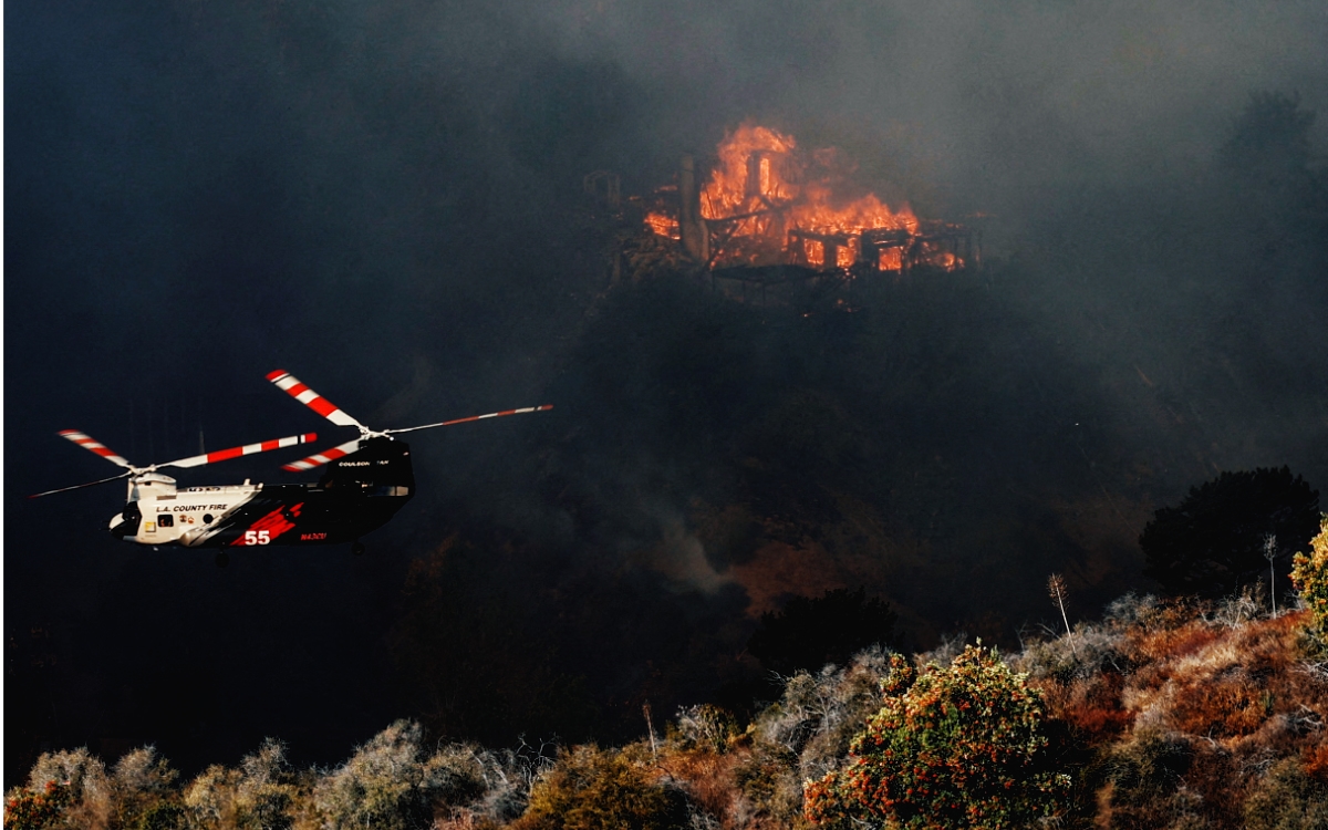 Once muertos, 13 desaparecidos y 22 detenidos en los devastadores incendios