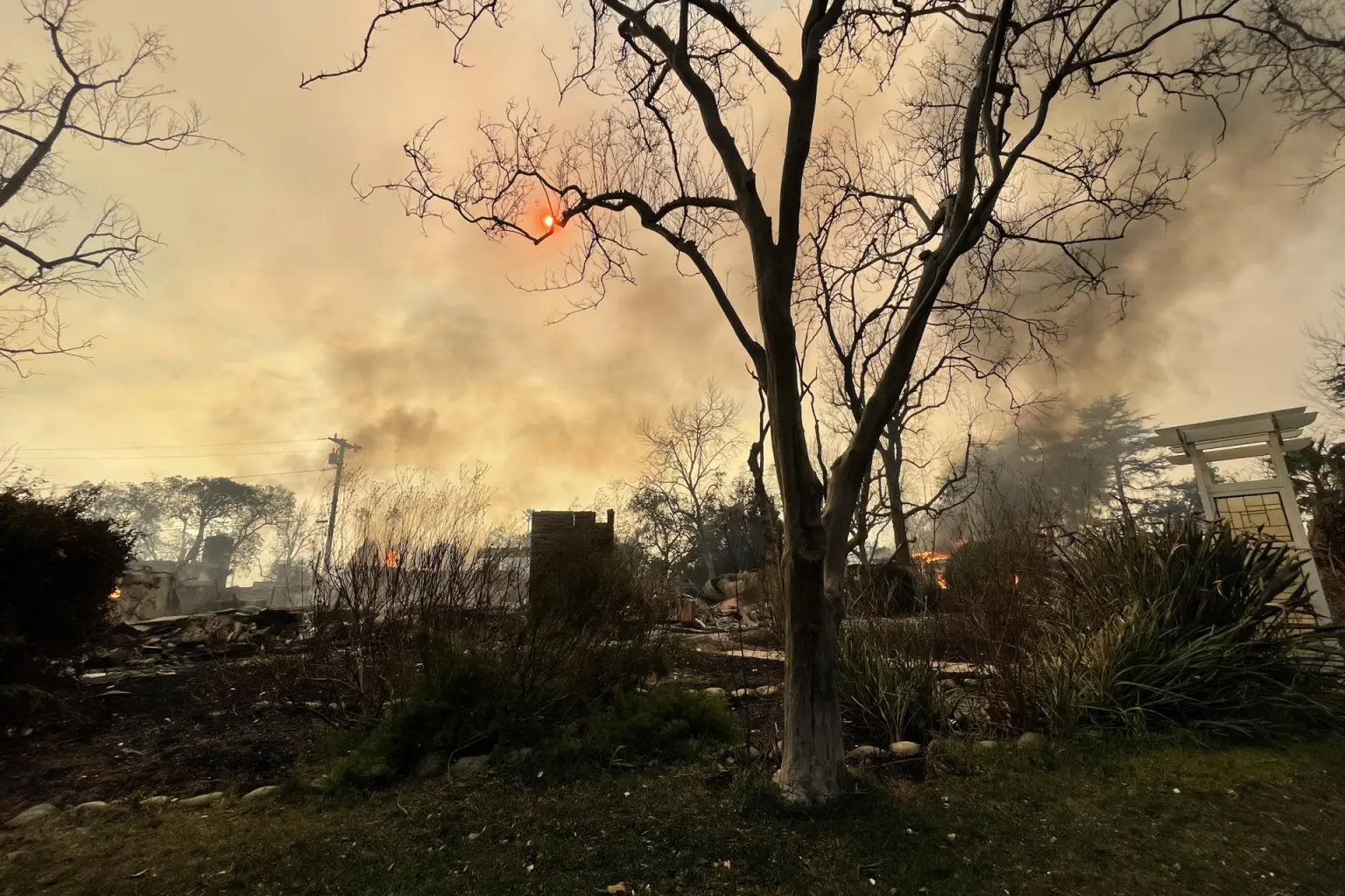 Más de 100 mil personas son evacuadas en Los Ángeles por los incendios