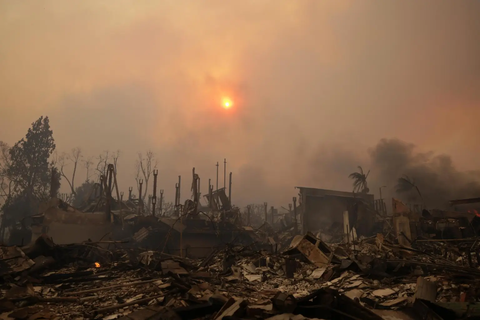 Sheriff compara la devastación de los incendios en Los Ángeles con el impacto de una “bomba”