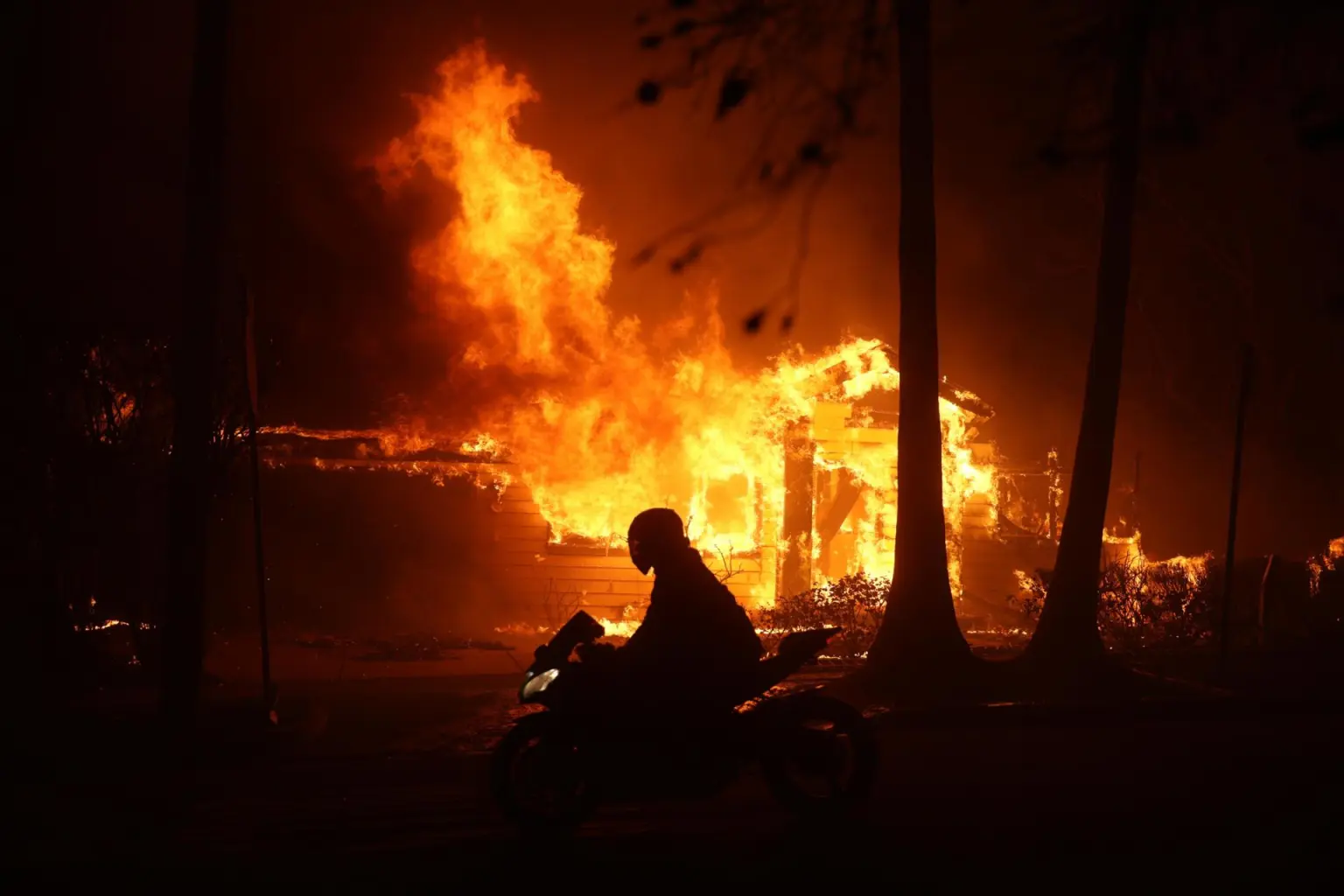 Avanza el control sobre los incendios en Los Ángeles, pero el saldo de víctimas podría aumentar