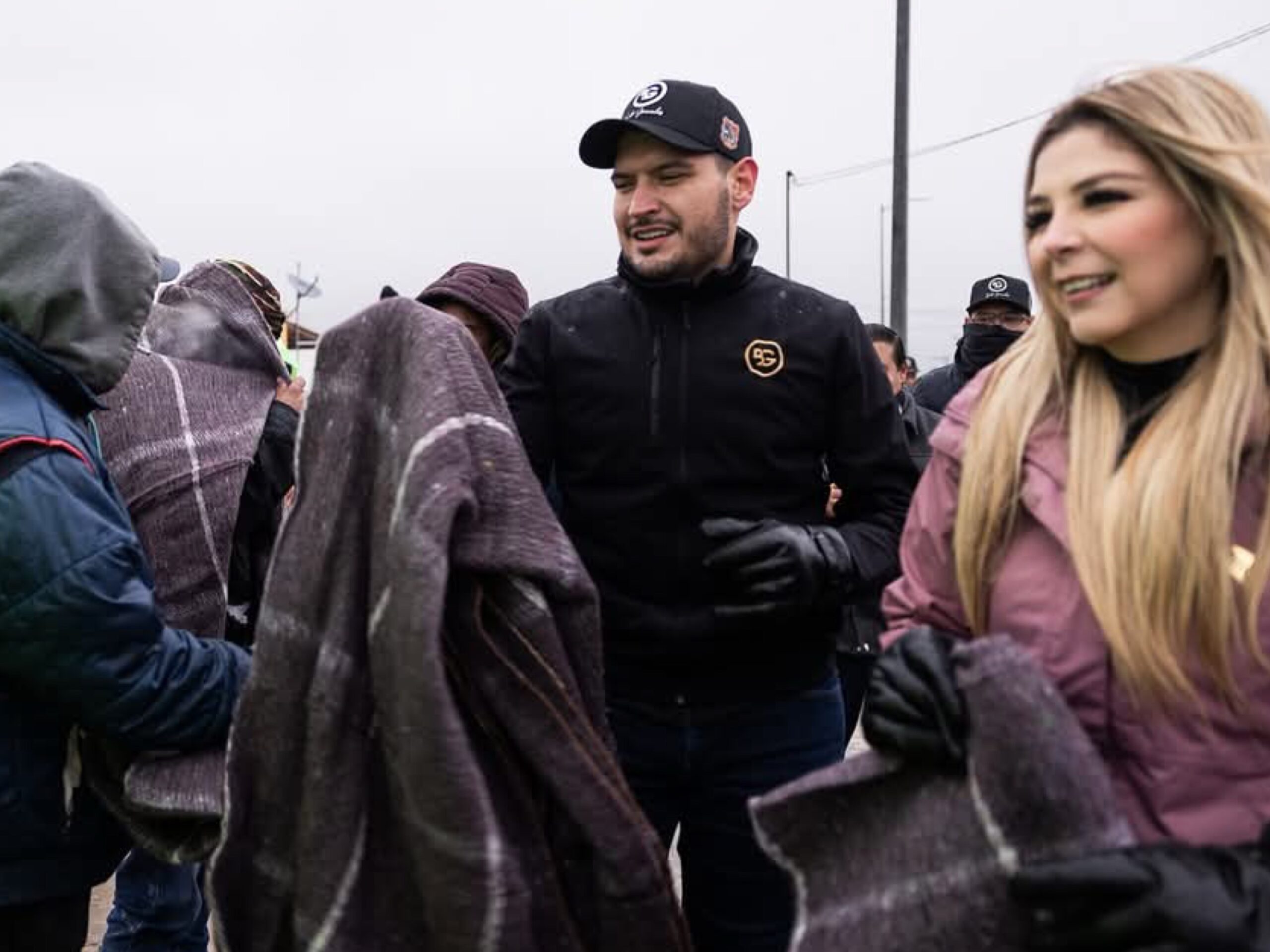 Entrega el alcalde Alberto Granados más de 200 cobijas y kits invernales a habitantes de los poblados pesqueros