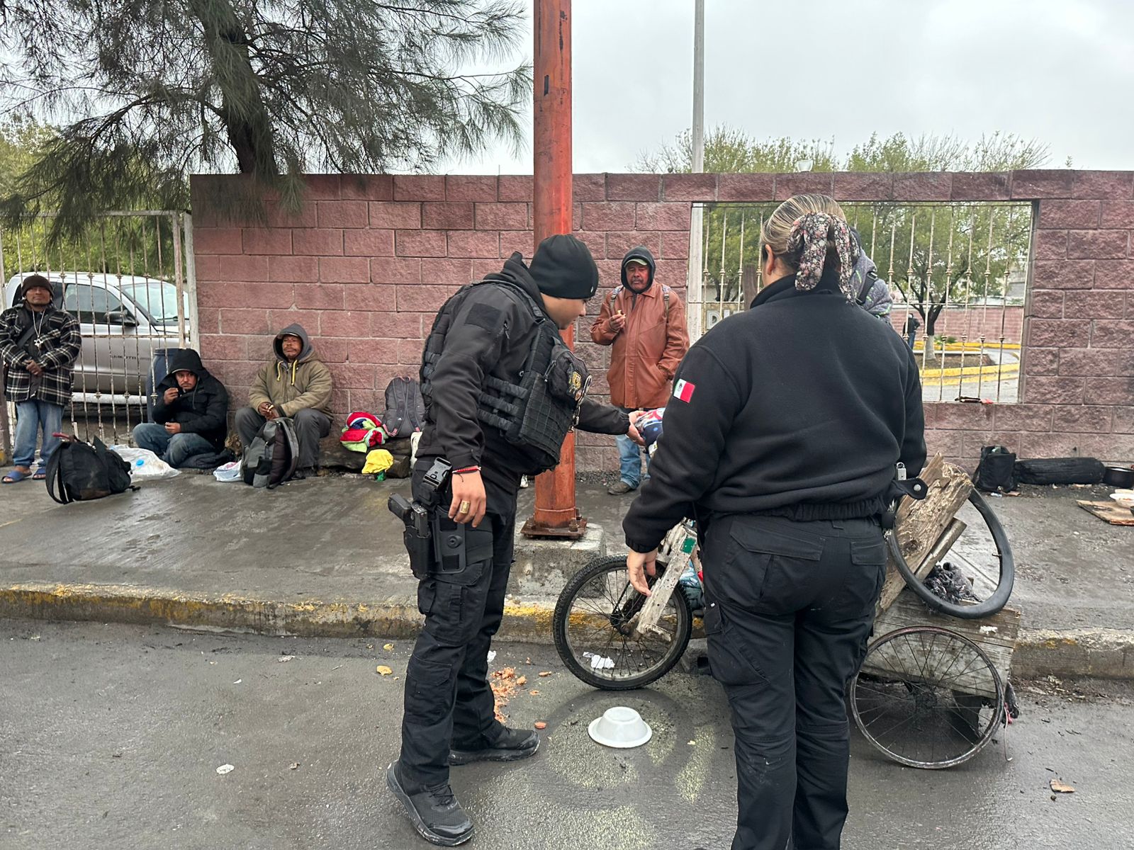 Entrega Guardia Estatal cobijas y alimentos en Reynosa