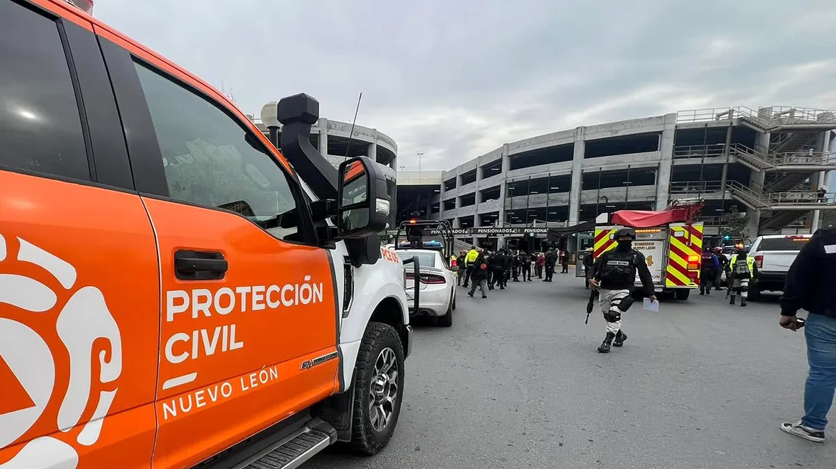 Amenaza de coche bomba en edificio gubernamental moviliza a autoridades de NL