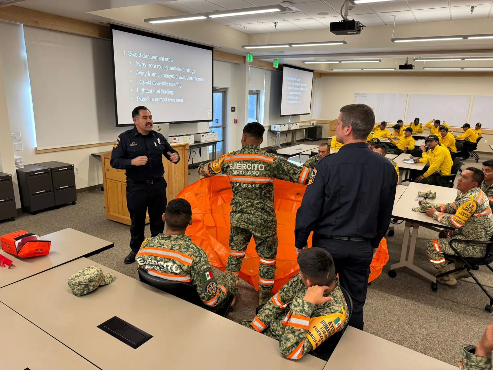 Bomberos mexicanos completan su entrenamiento para ayudar a combatir incendios en Los Ángeles