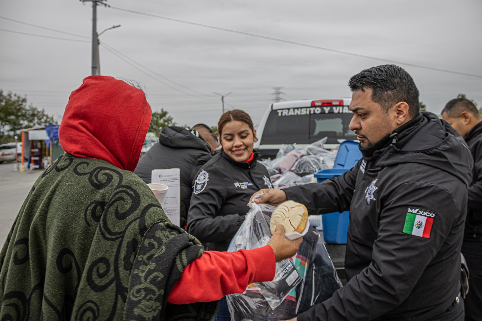 Entrega SSP y Tránsito Municipal café, pan y kits invernales a familiares de pacientes en hospitales de Matamoros