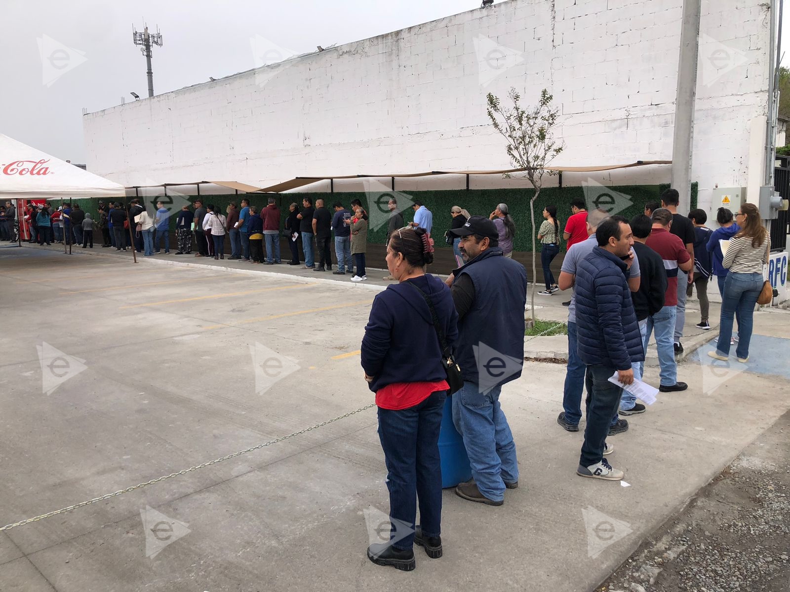 Larga fila en la oficina fiscal