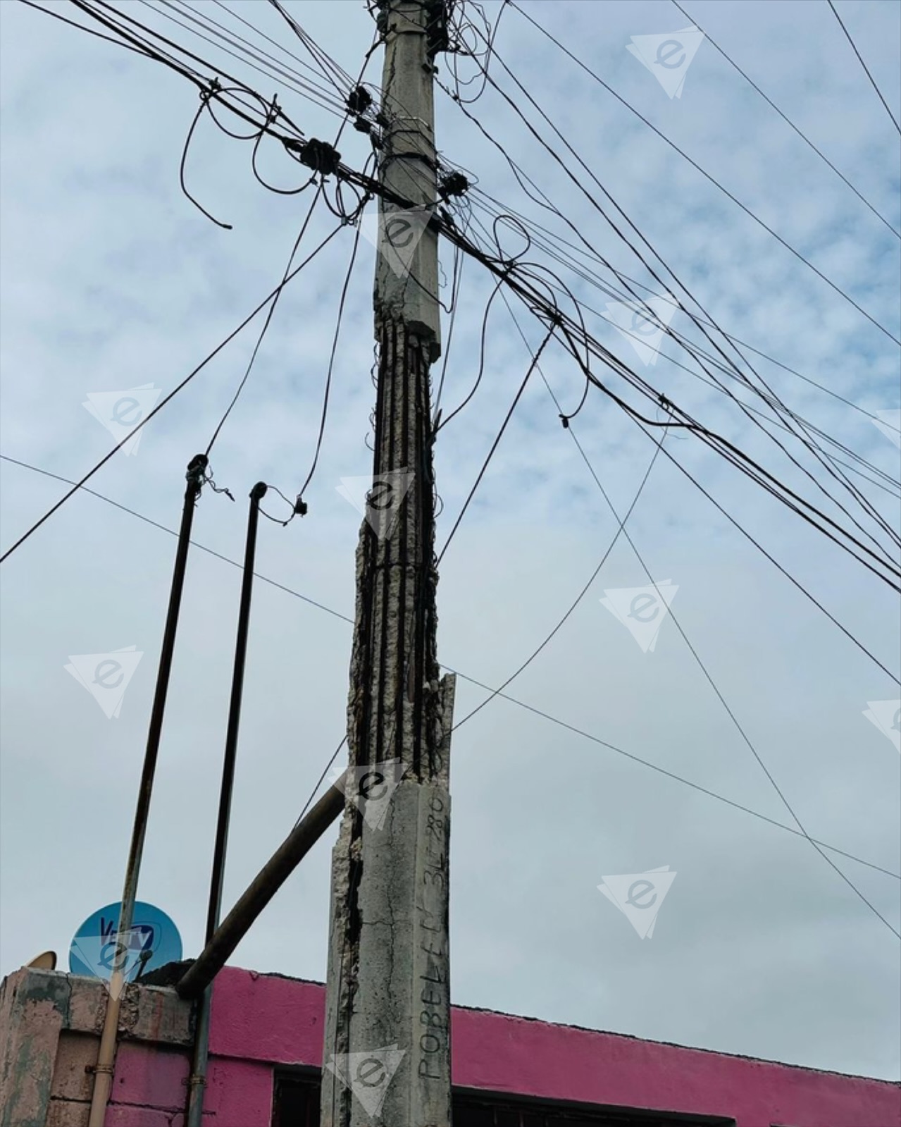 Poste de CFE a punto de caer