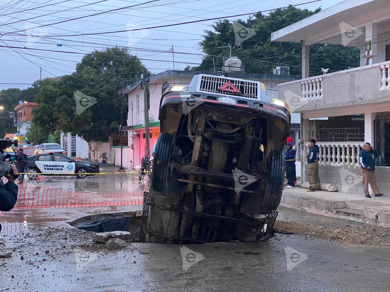 Socavón se “traga” camión