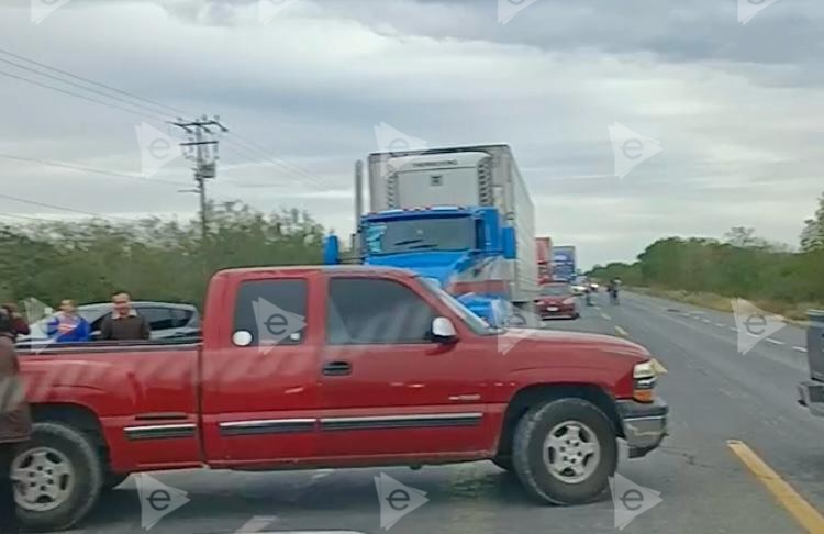 Bloquean carretera