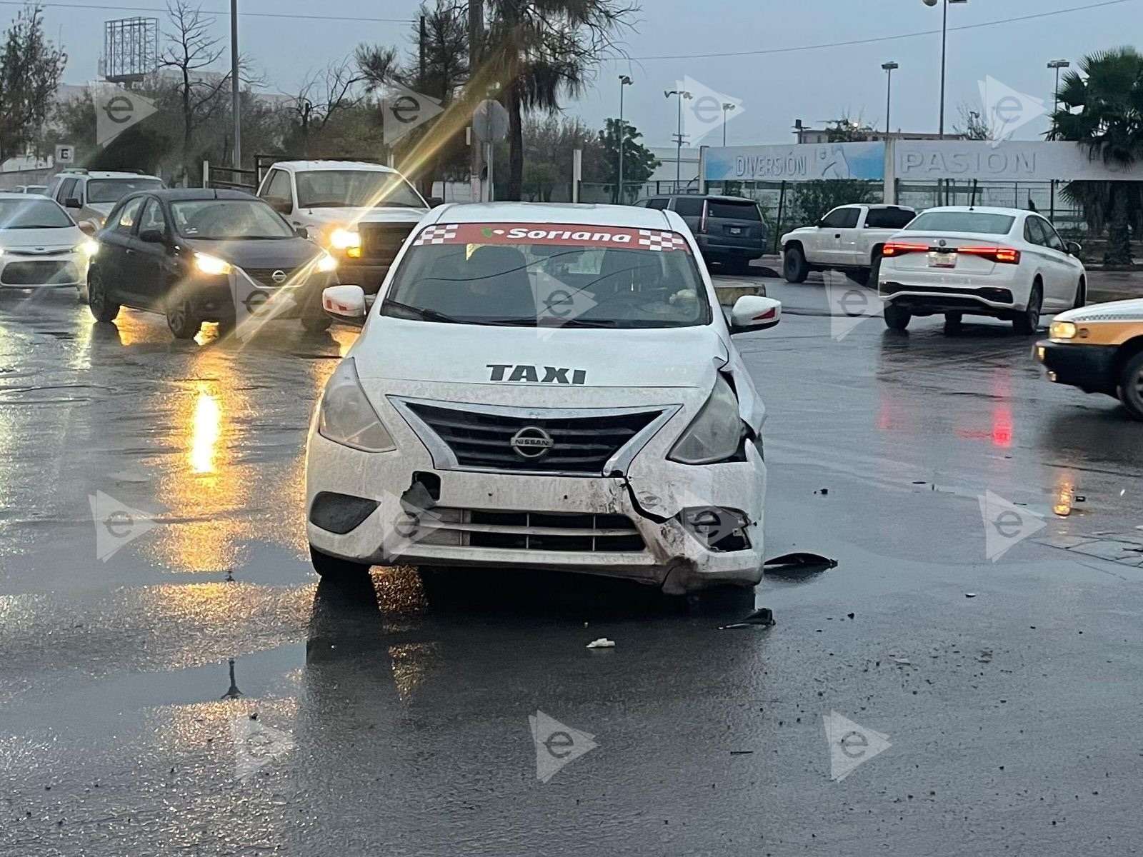 Cafre taxista lesiona a dos 