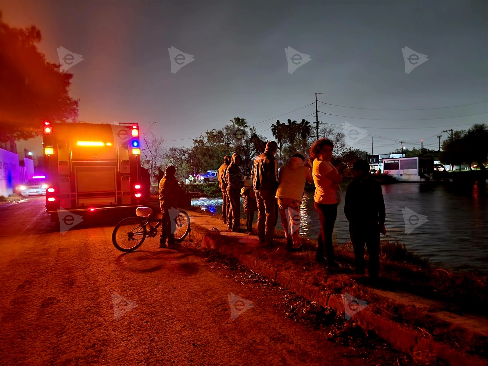 Cae auto a laguneta