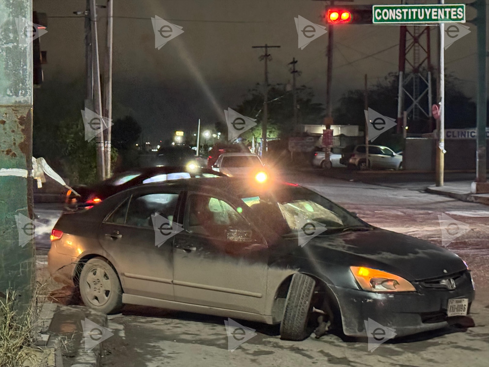 Carro se queda sin llanta