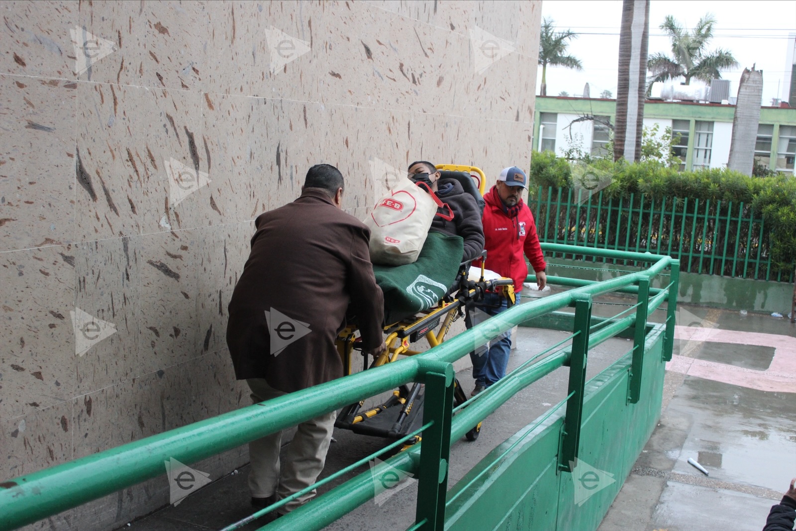 Llegan por atención y los llevan a otro hospital