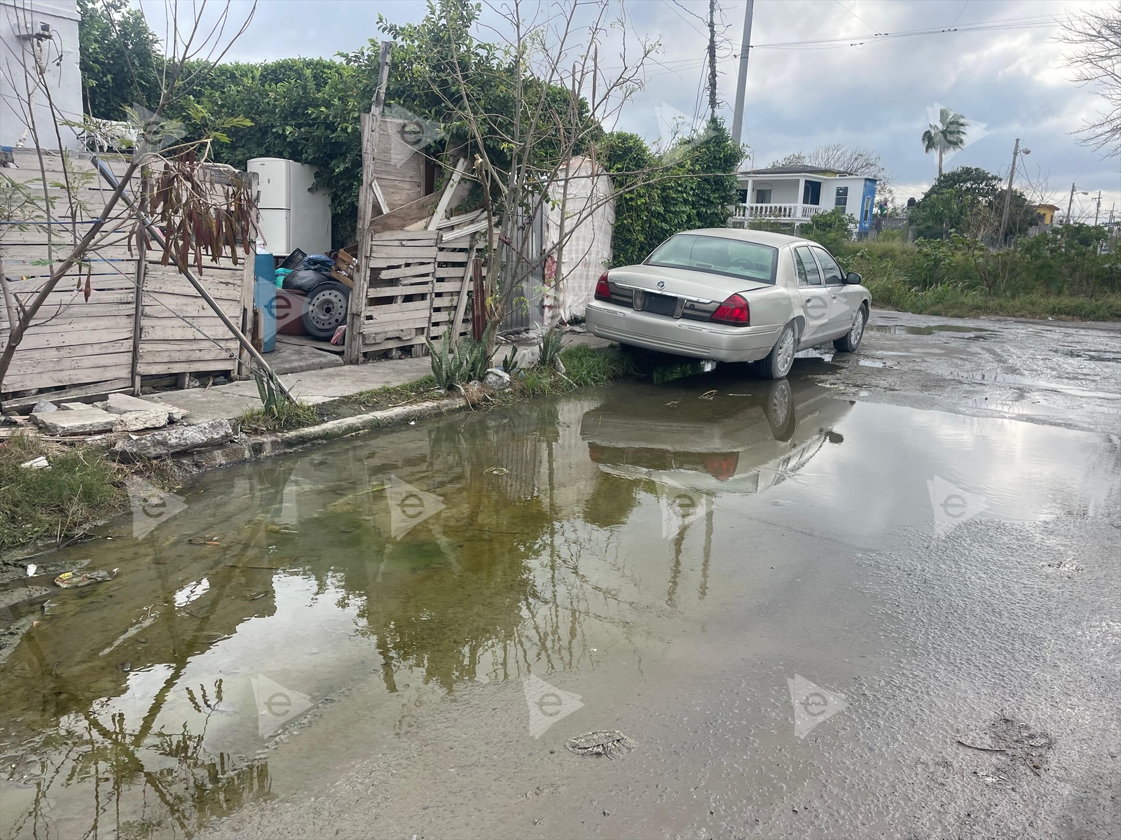 Piden ayuda por aguas negras